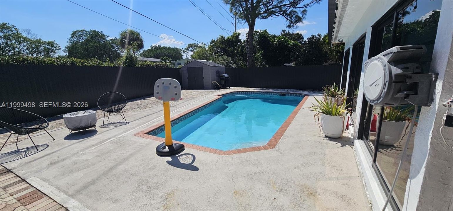 Active With Contract: $580,000 (3 beds, 2 baths, 1648 Square Feet)