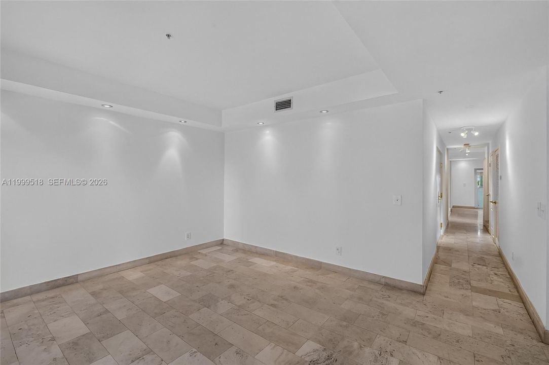 Activo con contrato: $11,900 (4 camas, 3 baños, 2640 Pies cuadrados)
