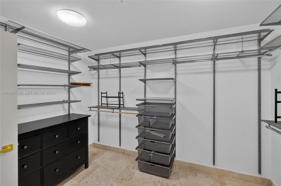 Activo con contrato: $11,900 (4 camas, 3 baños, 2640 Pies cuadrados)
