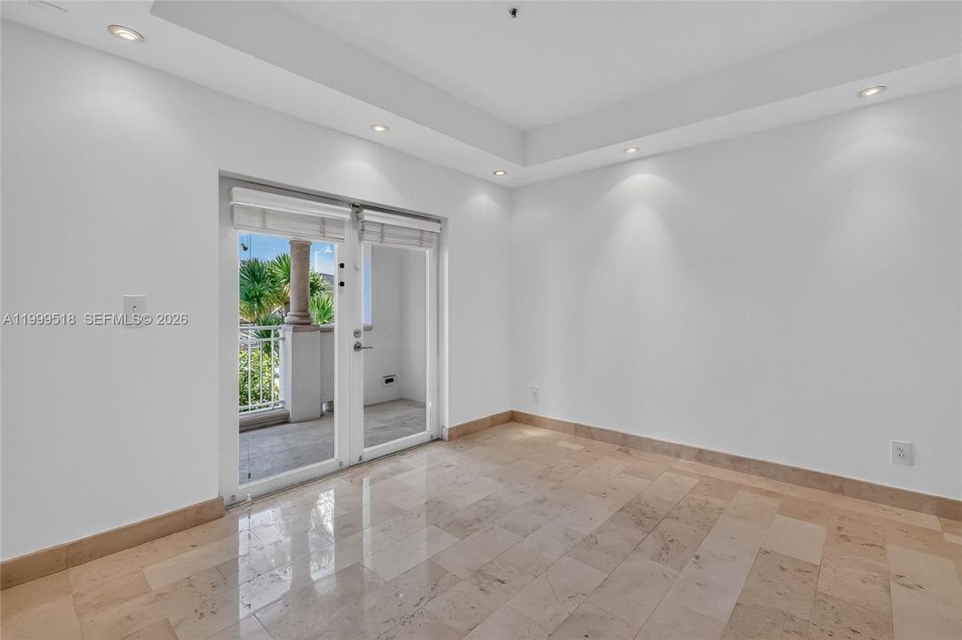 Activo con contrato: $11,900 (4 camas, 3 baños, 2640 Pies cuadrados)