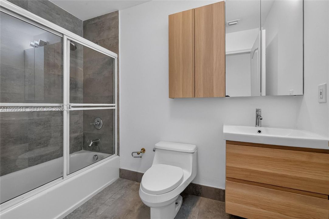 Activo con contrato: $11,900 (4 camas, 3 baños, 2640 Pies cuadrados)