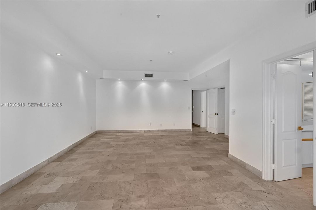 Activo con contrato: $11,900 (4 camas, 3 baños, 2640 Pies cuadrados)