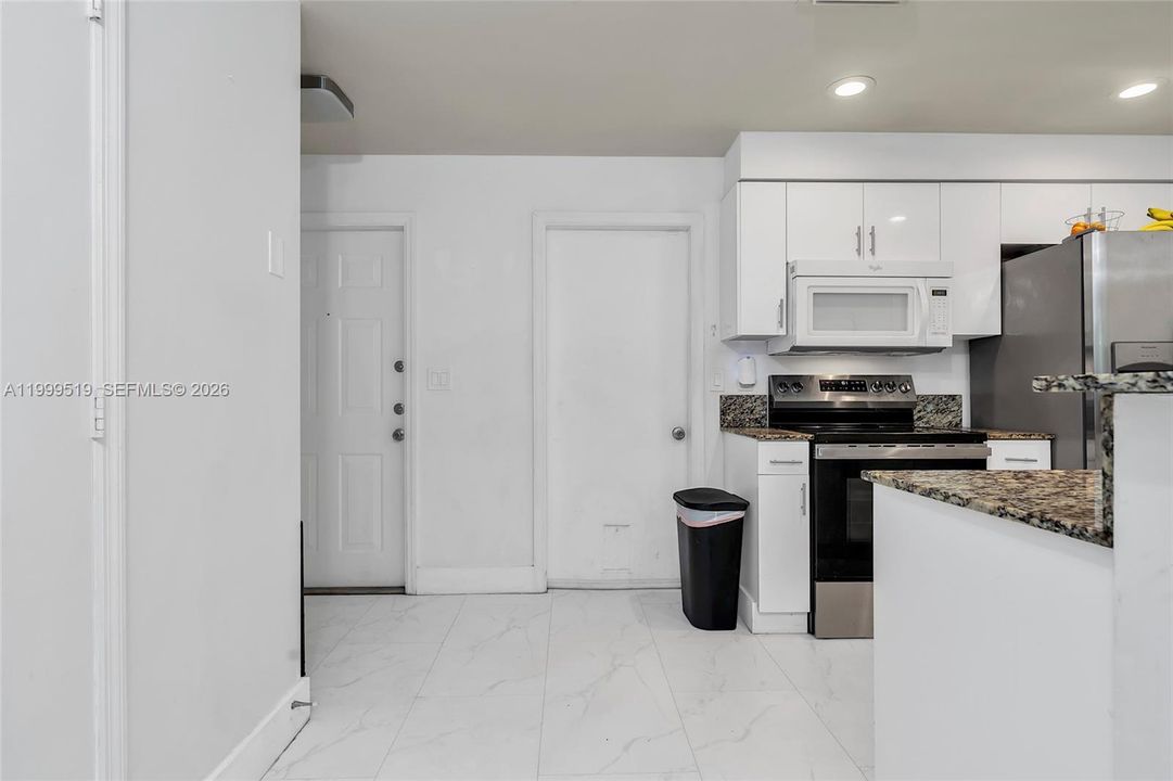 Active With Contract: $400,000 (2 beds, 1 baths, 969 Square Feet)