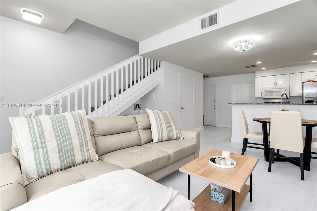 Active With Contract: $400,000 (2 beds, 1 baths, 969 Square Feet)