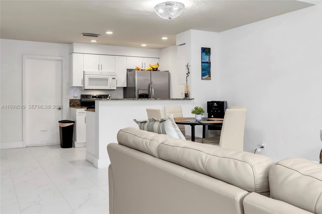 Active With Contract: $400,000 (2 beds, 1 baths, 969 Square Feet)