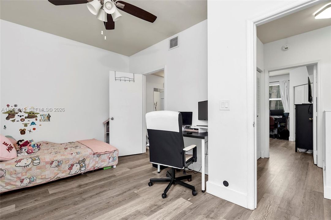 Active With Contract: $400,000 (2 beds, 1 baths, 969 Square Feet)