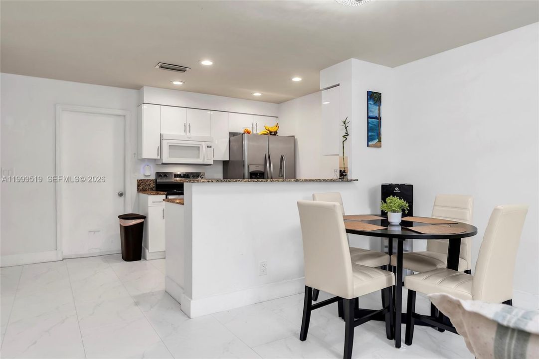 Active With Contract: $400,000 (2 beds, 1 baths, 969 Square Feet)