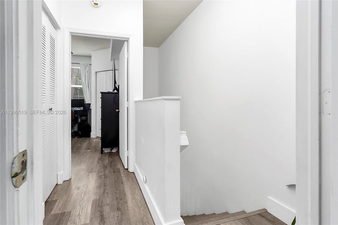 Active With Contract: $400,000 (2 beds, 1 baths, 969 Square Feet)