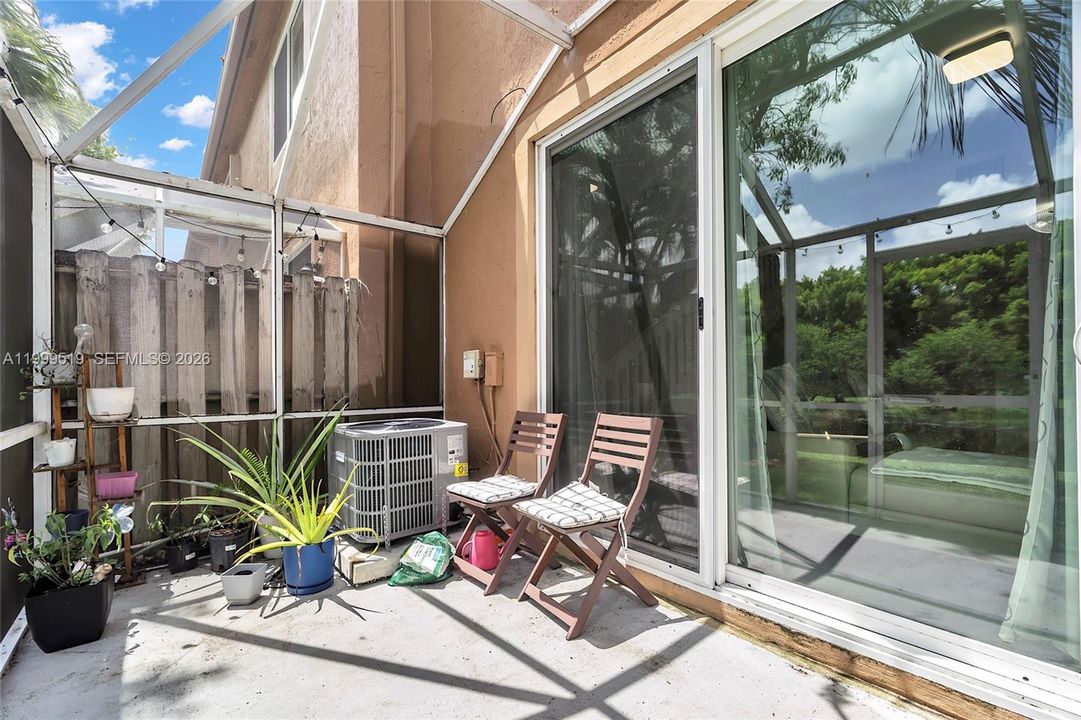 Active With Contract: $400,000 (2 beds, 1 baths, 969 Square Feet)