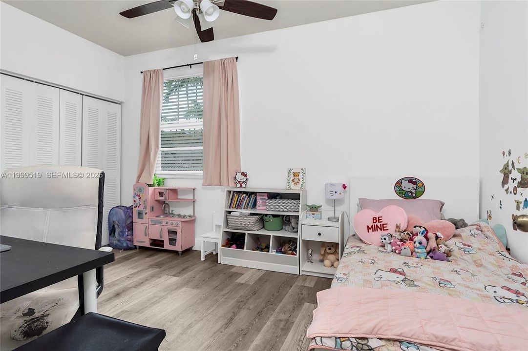 Active With Contract: $400,000 (2 beds, 1 baths, 969 Square Feet)