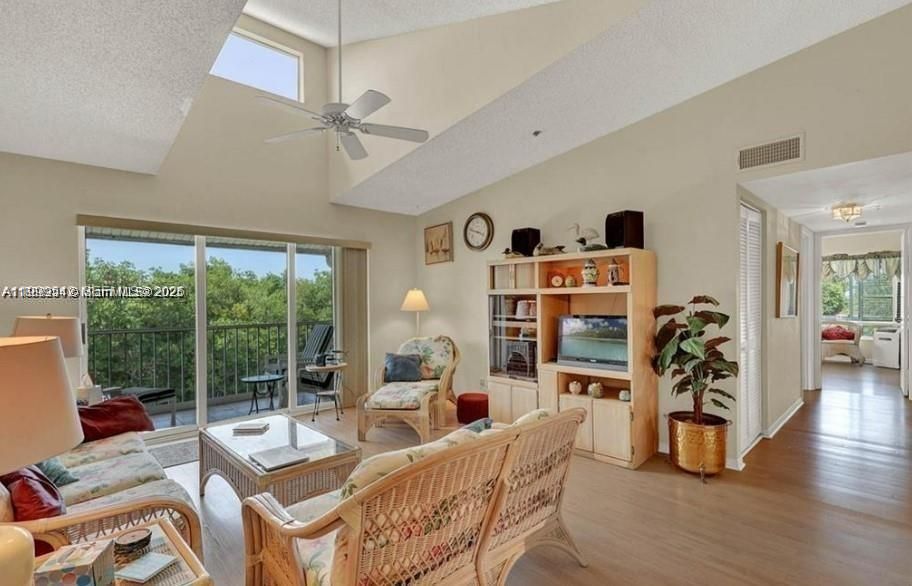 For Rent: $2,500 (2 beds, 2 baths, 1090 Square Feet)