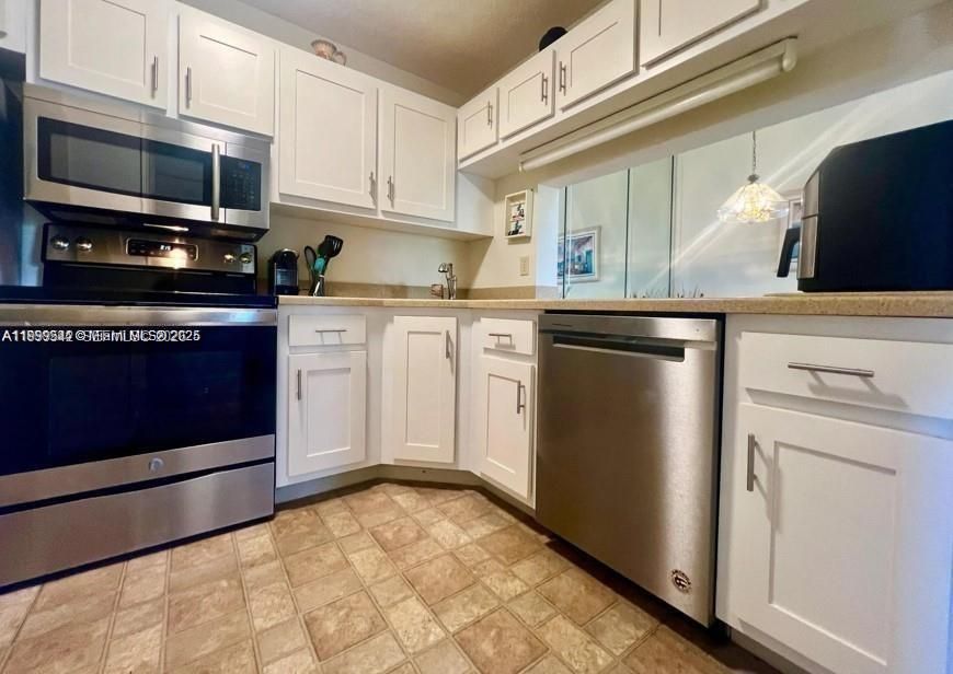 For Rent: $2,500 (2 beds, 2 baths, 1090 Square Feet)