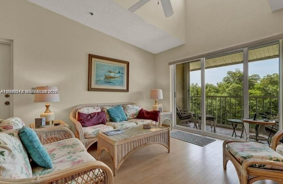 For Rent: $2,500 (2 beds, 2 baths, 1090 Square Feet)