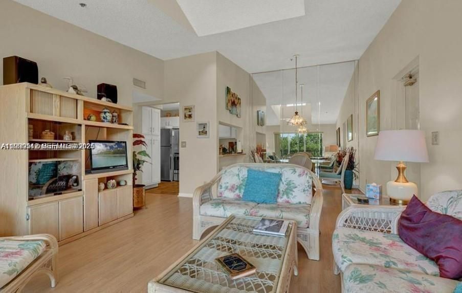 For Rent: $2,500 (2 beds, 2 baths, 1090 Square Feet)