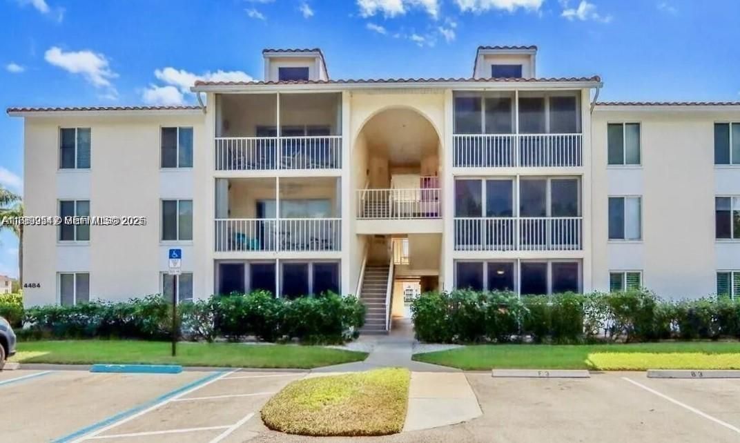 For Rent: $2,500 (2 beds, 2 baths, 1090 Square Feet)