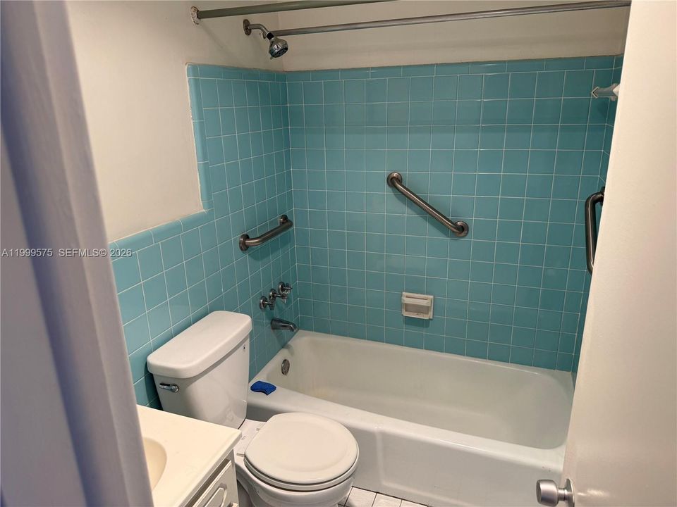 Active With Contract: $225,000 (2 beds, 1 baths, 707 Square Feet)