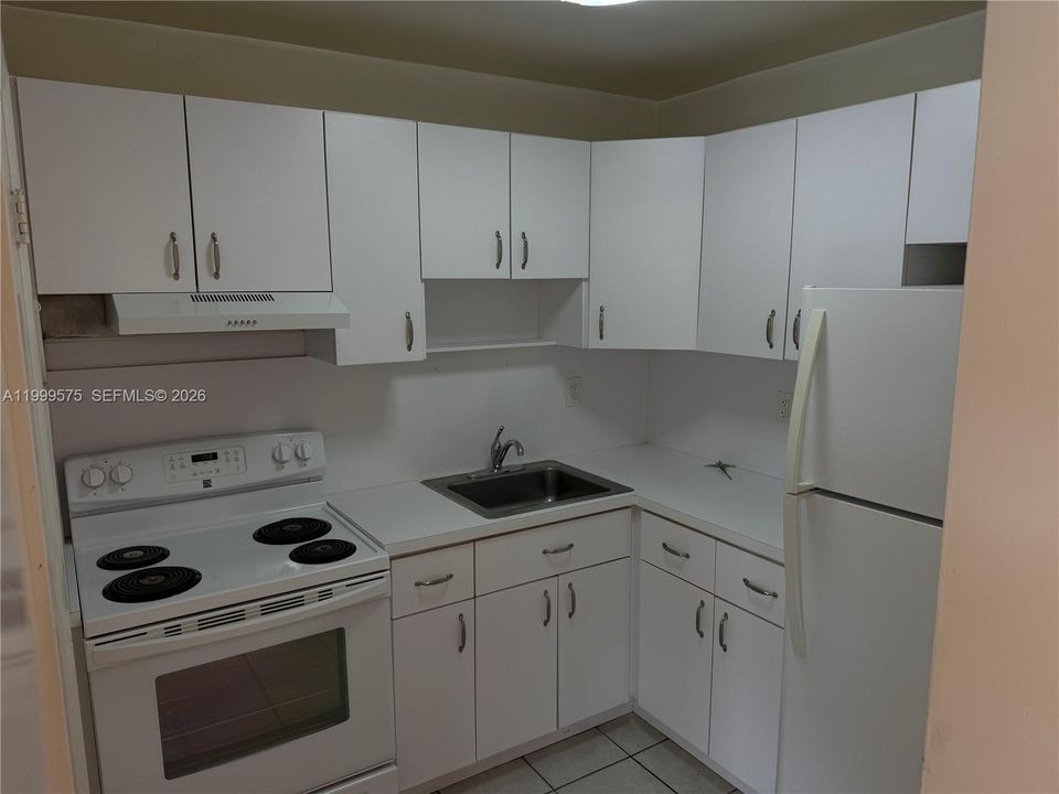 Active With Contract: $225,000 (2 beds, 1 baths, 707 Square Feet)