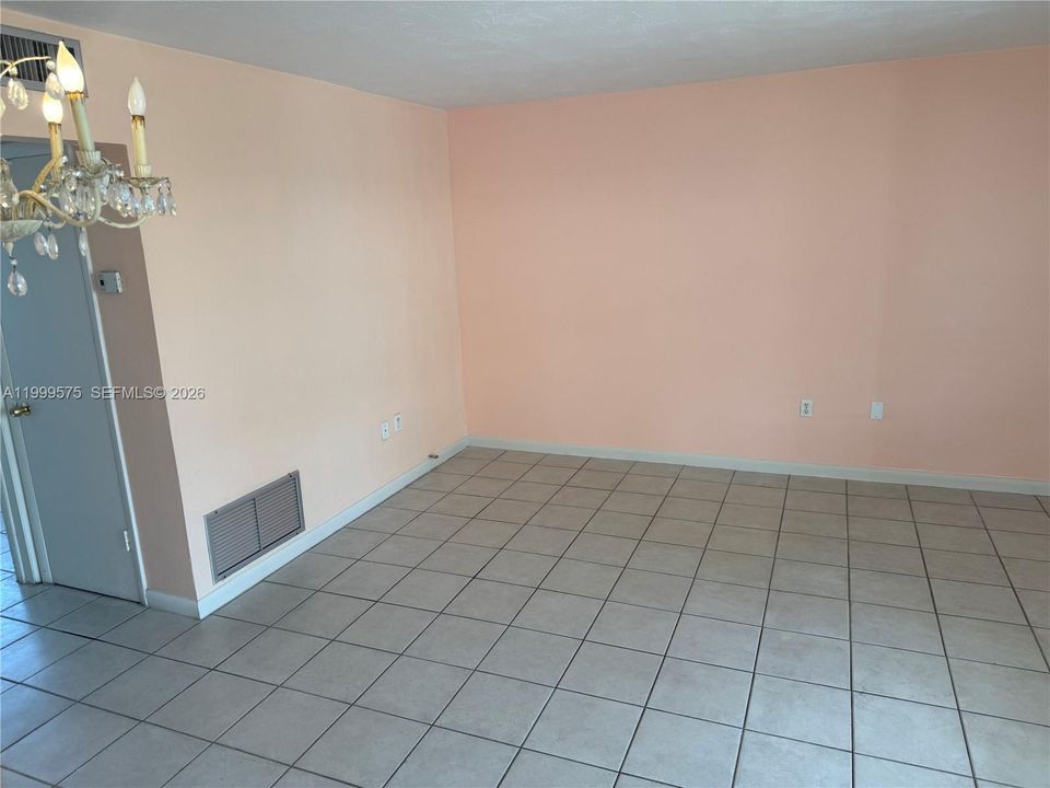 Active With Contract: $225,000 (2 beds, 1 baths, 707 Square Feet)