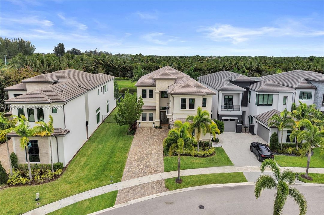 Vendido Recientemente: $3,299,999 (7 camas, 8 baños, 5782 Pies cuadrados)