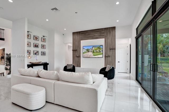 Vendido Recientemente: $3,299,999 (7 camas, 8 baños, 5782 Pies cuadrados)