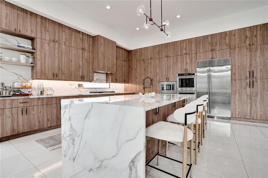 Vendido Recientemente: $3,299,999 (7 camas, 8 baños, 5782 Pies cuadrados)