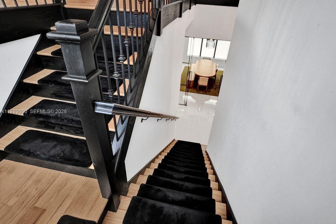 Vendido Recientemente: $3,299,999 (7 camas, 8 baños, 5782 Pies cuadrados)