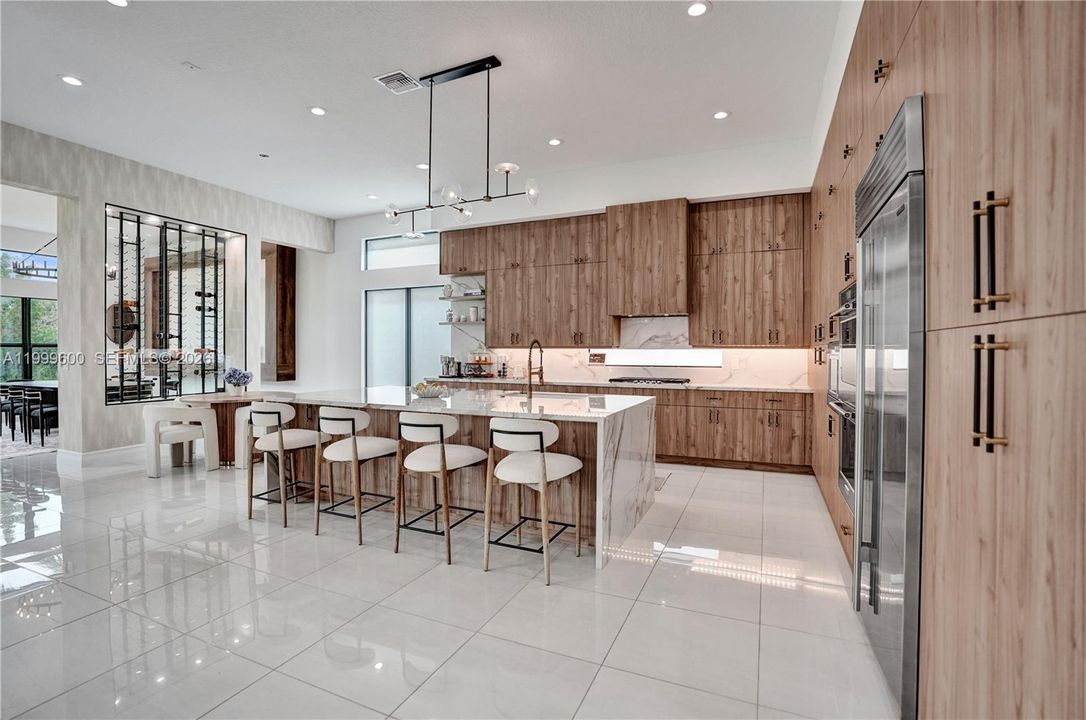 Vendido Recientemente: $3,299,999 (7 camas, 8 baños, 5782 Pies cuadrados)
