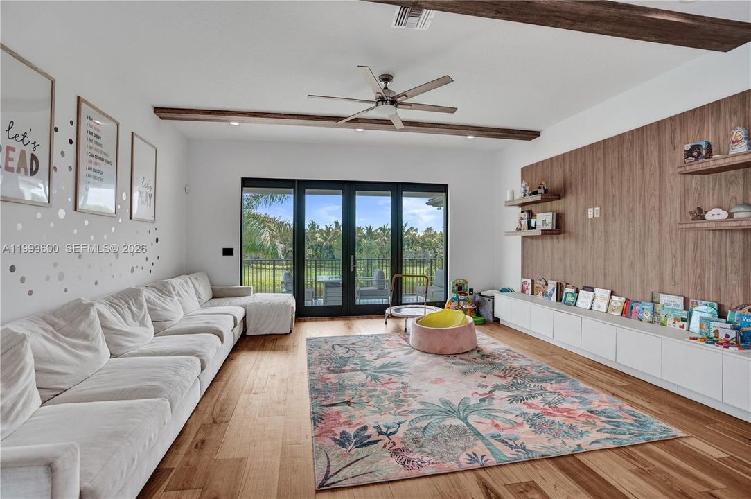 Vendido Recientemente: $3,299,999 (7 camas, 8 baños, 5782 Pies cuadrados)