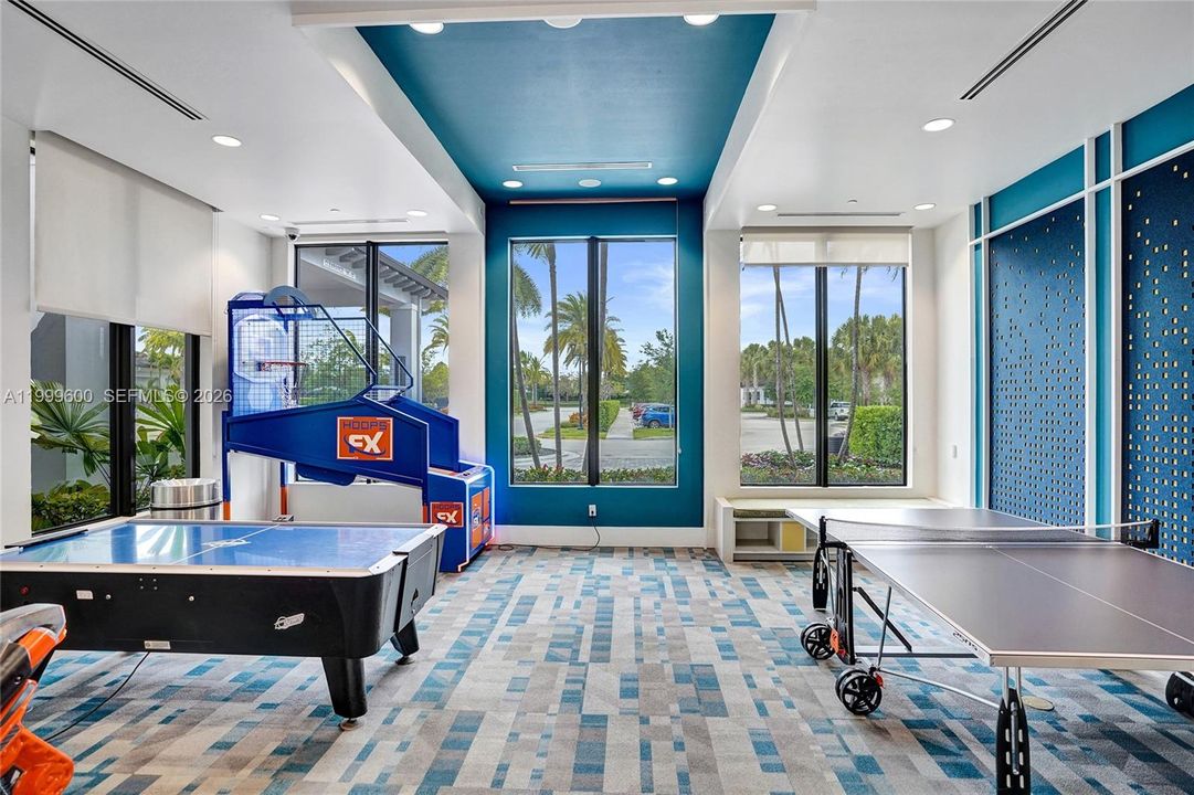 Vendido Recientemente: $3,299,999 (7 camas, 8 baños, 5782 Pies cuadrados)