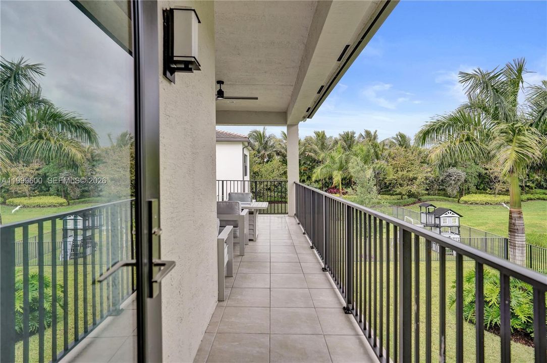 Vendido Recientemente: $3,299,999 (7 camas, 8 baños, 5782 Pies cuadrados)