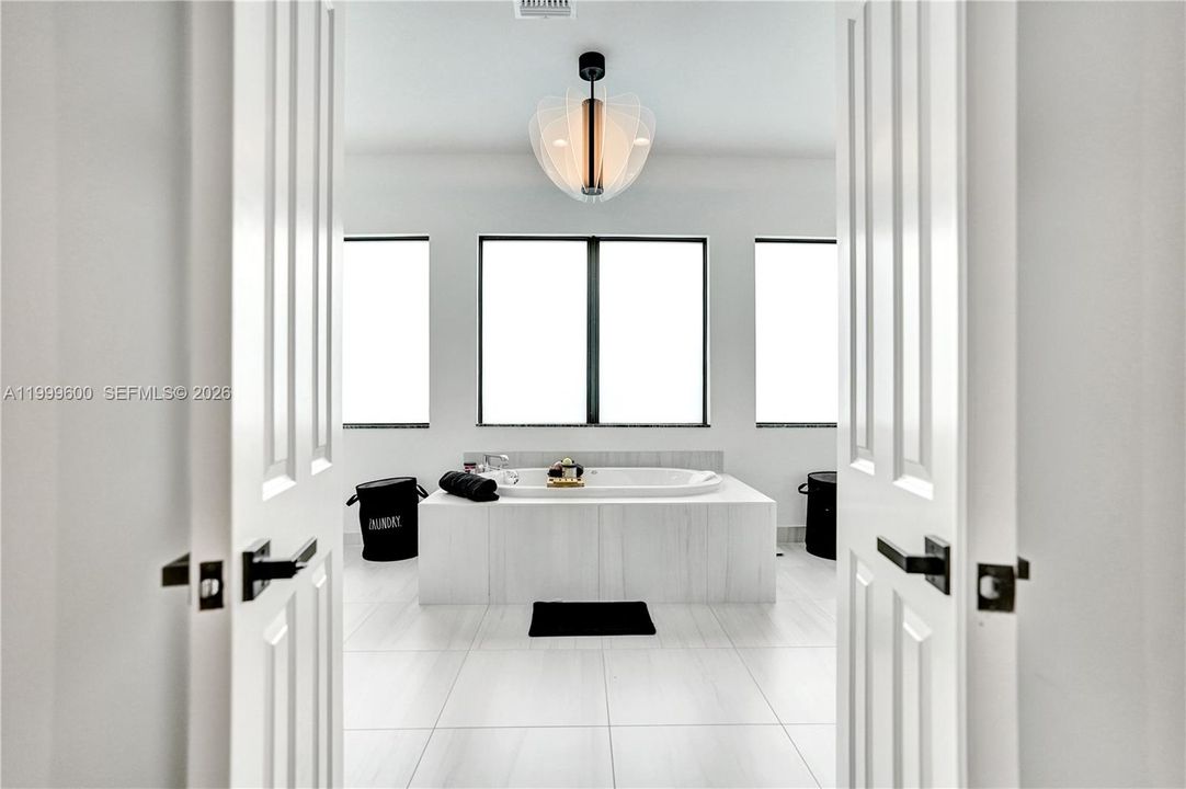 Vendido Recientemente: $3,299,999 (7 camas, 8 baños, 5782 Pies cuadrados)