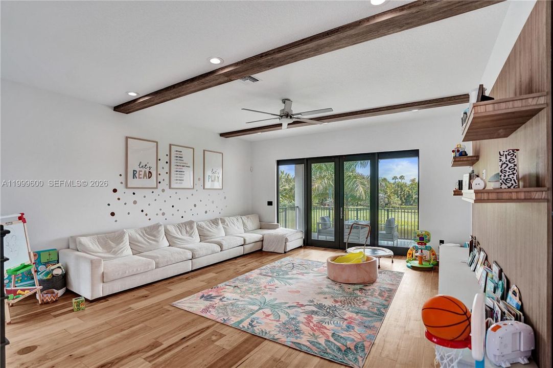 Vendido Recientemente: $3,299,999 (7 camas, 8 baños, 5782 Pies cuadrados)