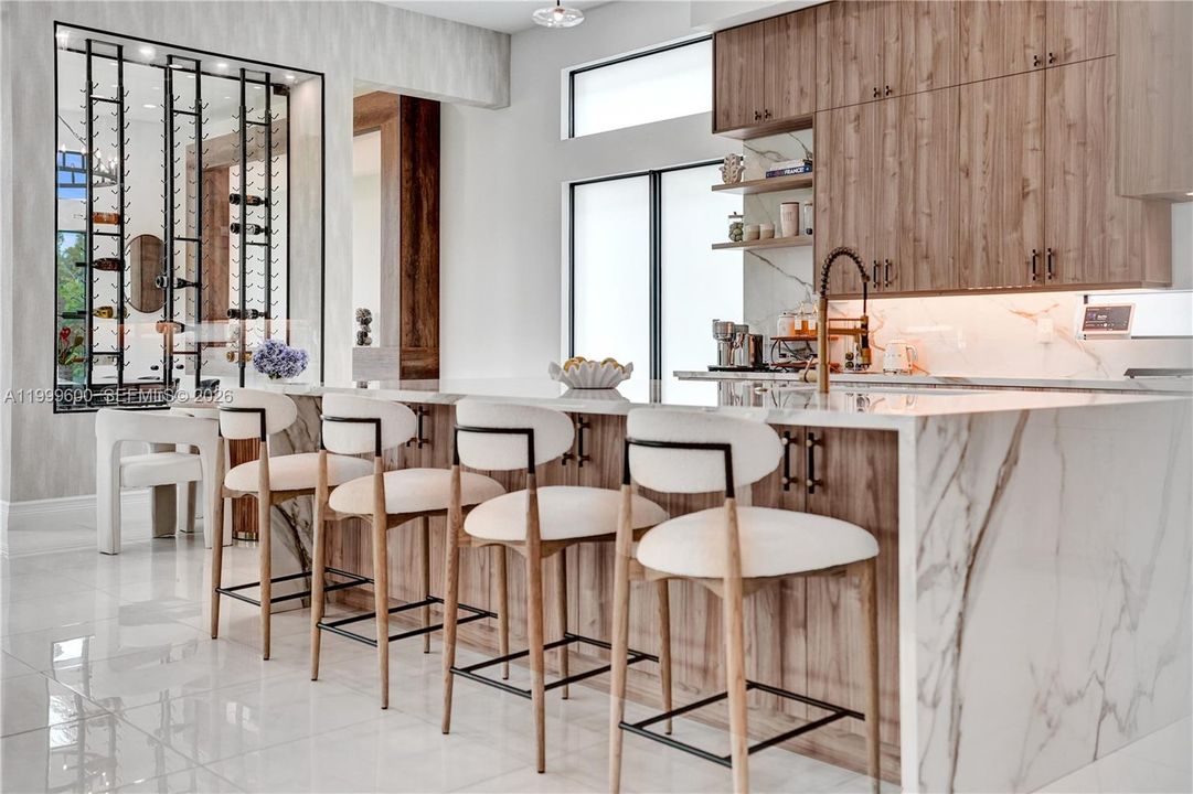 Vendido Recientemente: $3,299,999 (7 camas, 8 baños, 5782 Pies cuadrados)