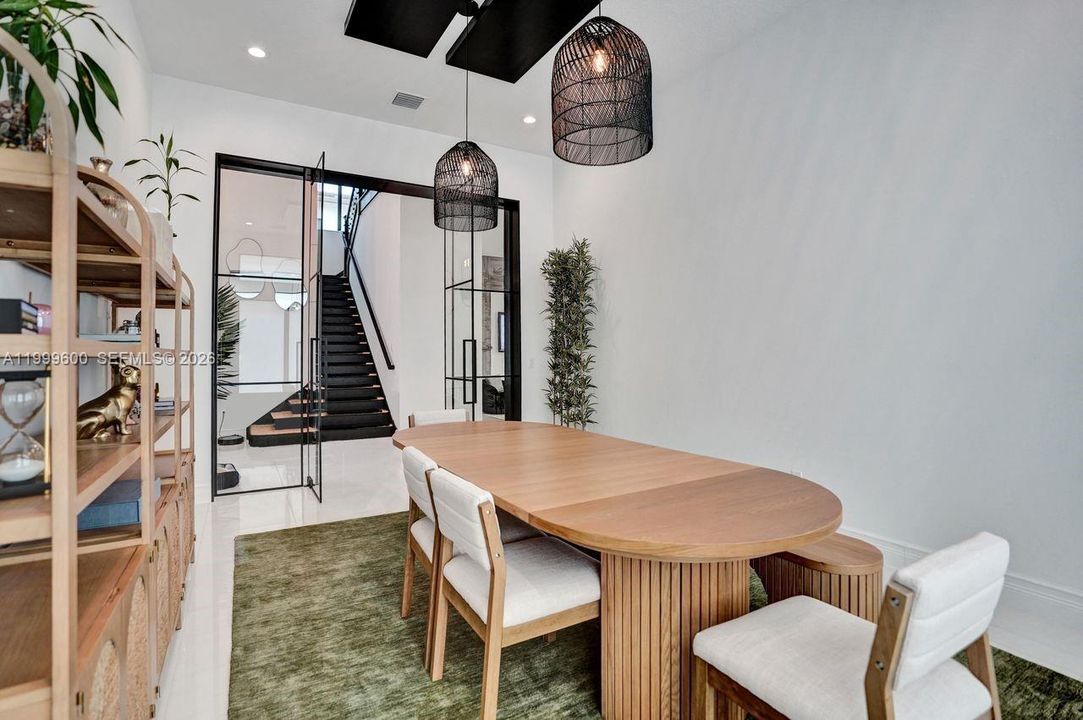 Vendido Recientemente: $3,299,999 (7 camas, 8 baños, 5782 Pies cuadrados)