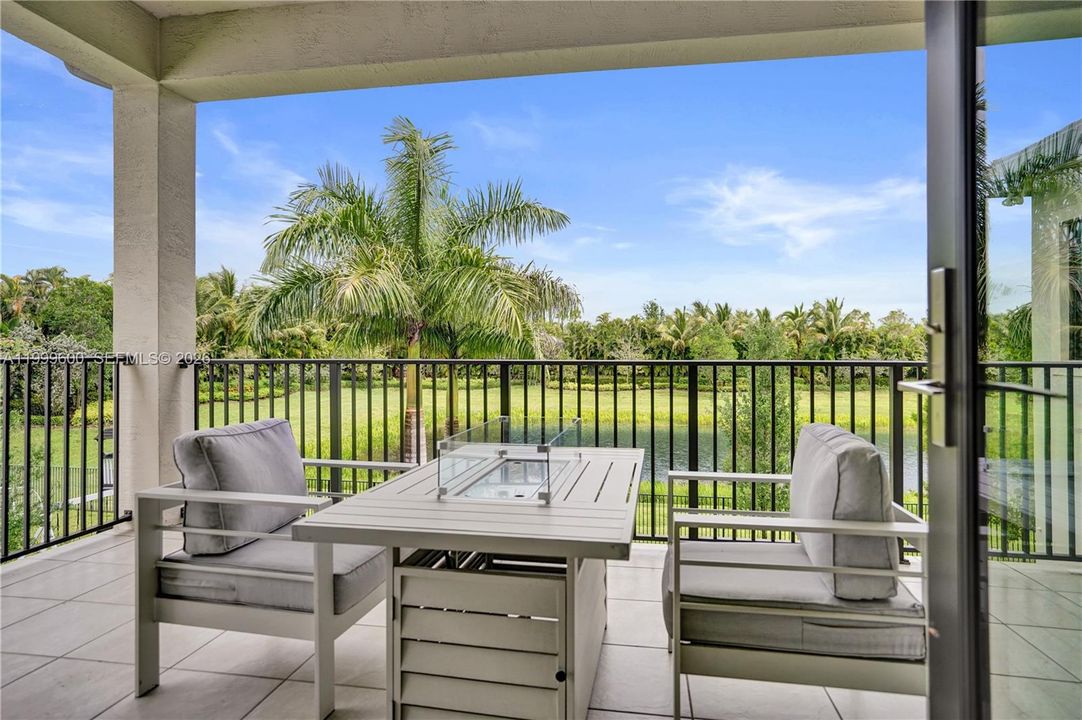 Vendido Recientemente: $3,299,999 (7 camas, 8 baños, 5782 Pies cuadrados)