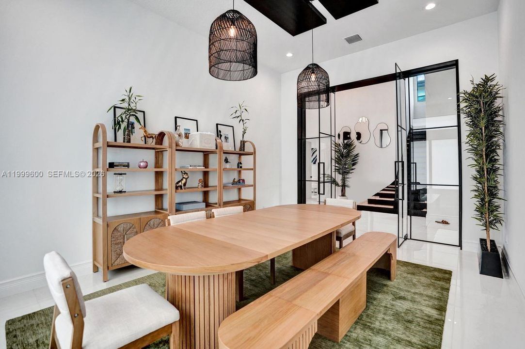 Vendido Recientemente: $3,299,999 (7 camas, 8 baños, 5782 Pies cuadrados)