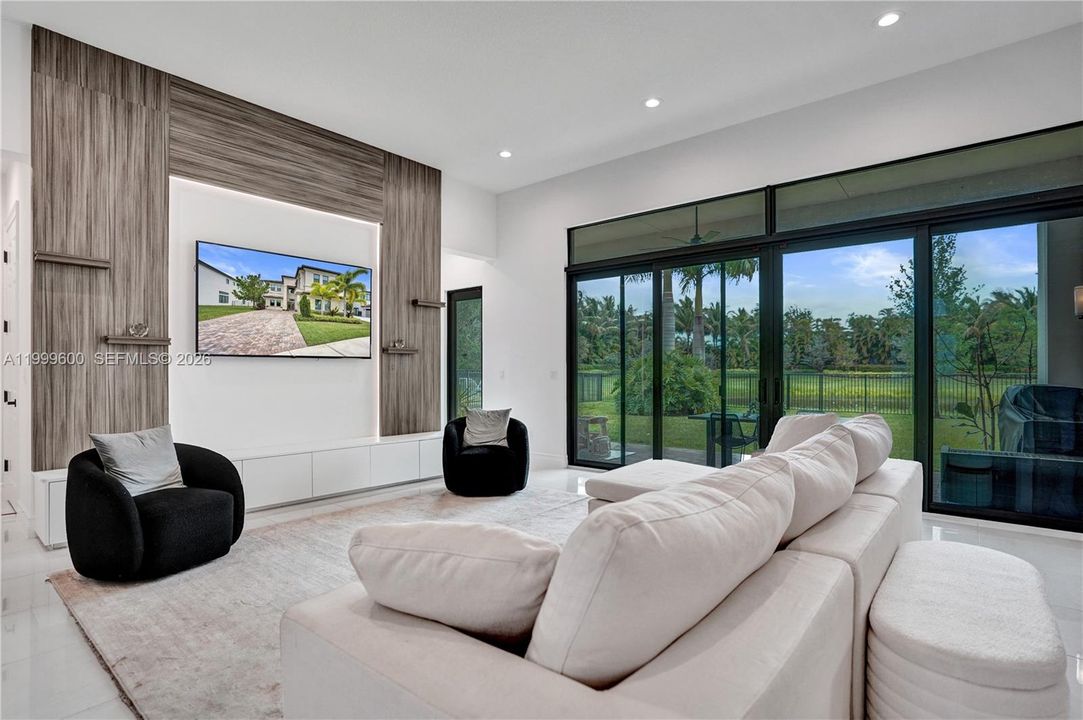 Vendido Recientemente: $3,299,999 (7 camas, 8 baños, 5782 Pies cuadrados)