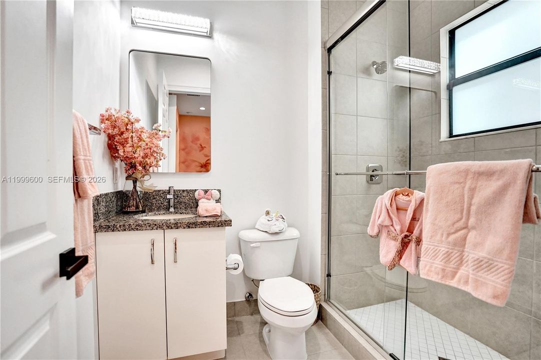 Vendido Recientemente: $3,299,999 (7 camas, 8 baños, 5782 Pies cuadrados)