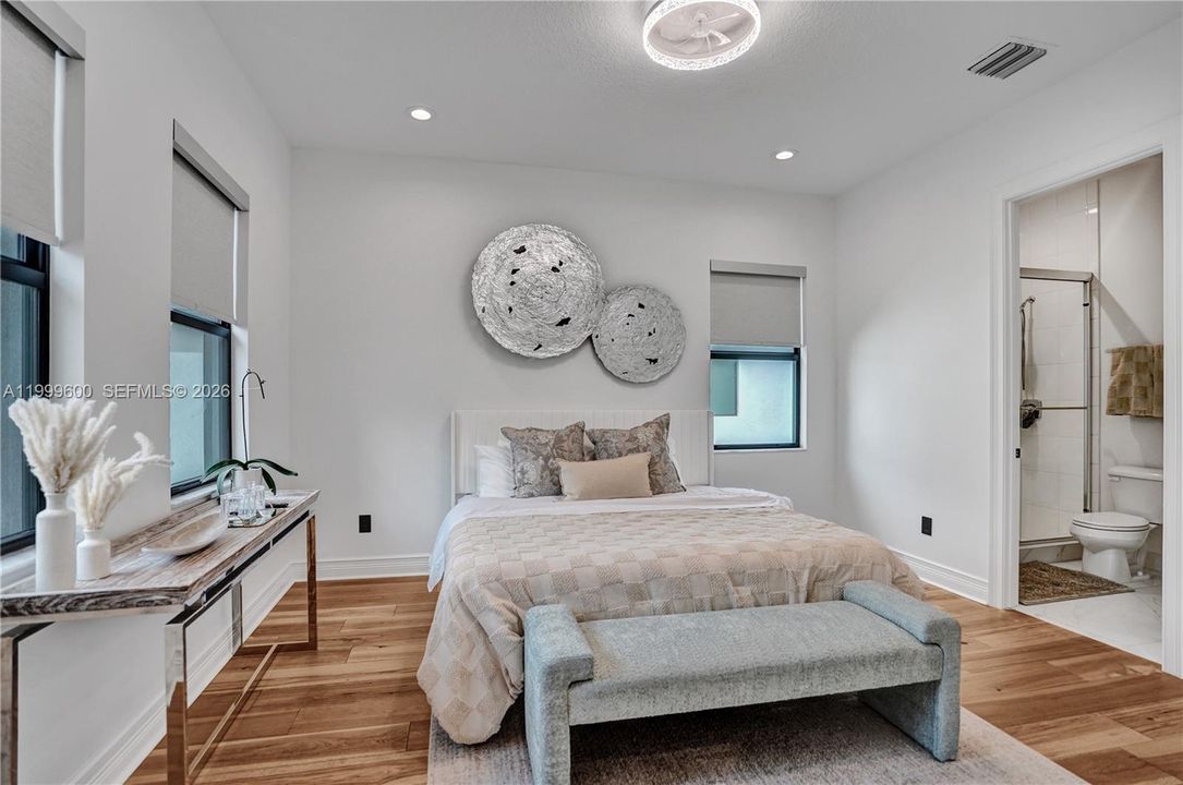 Vendido Recientemente: $3,299,999 (7 camas, 8 baños, 5782 Pies cuadrados)
