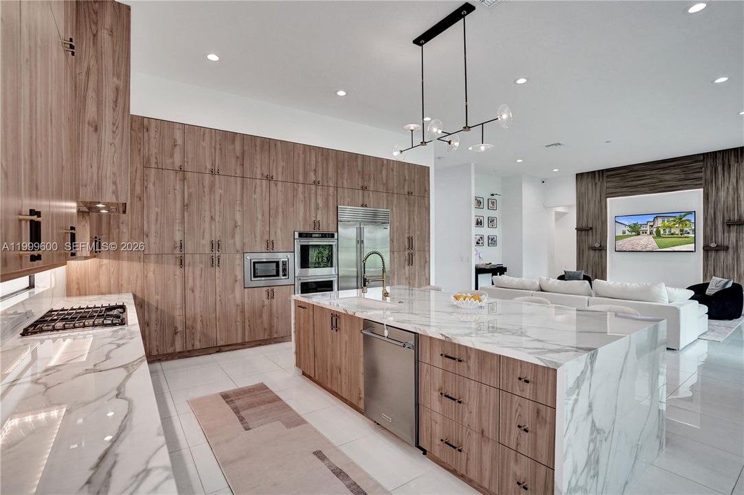 Vendido Recientemente: $3,299,999 (7 camas, 8 baños, 5782 Pies cuadrados)