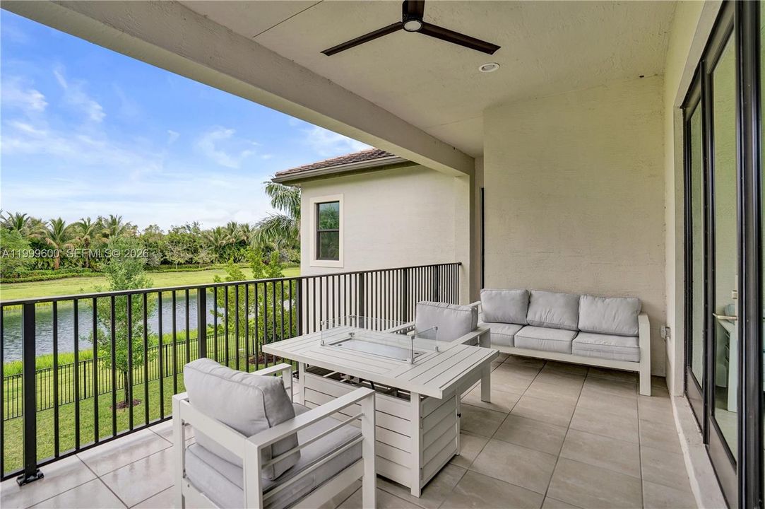 Vendido Recientemente: $3,299,999 (7 camas, 8 baños, 5782 Pies cuadrados)