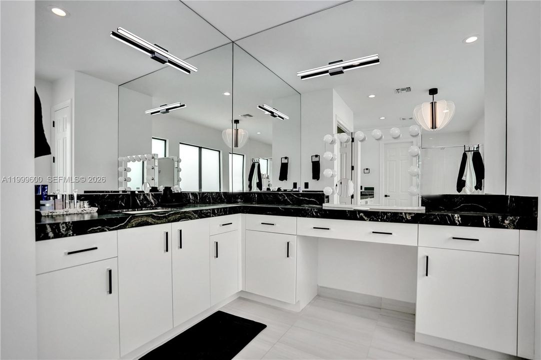Vendido Recientemente: $3,299,999 (7 camas, 8 baños, 5782 Pies cuadrados)