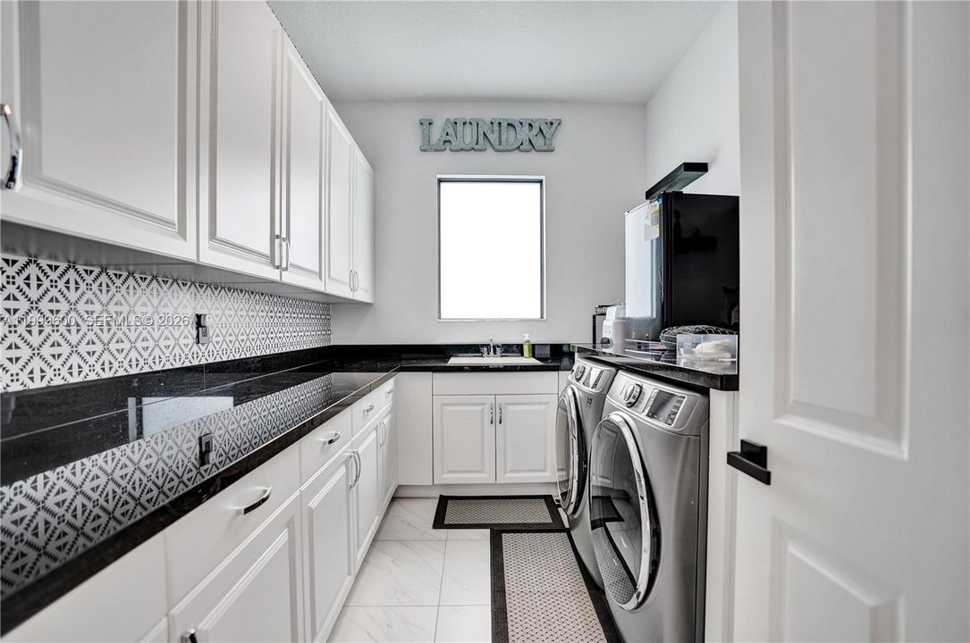 Vendido Recientemente: $3,299,999 (7 camas, 8 baños, 5782 Pies cuadrados)