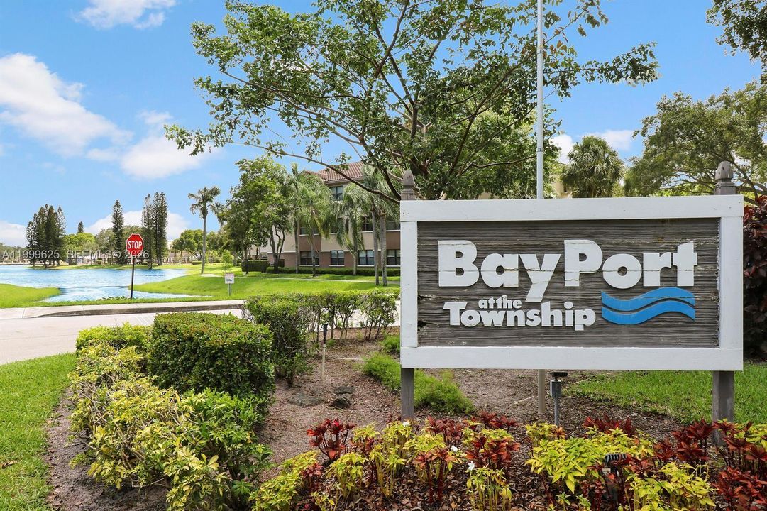For Sale: $269,900 (2 beds, 2 baths, 1298 Square Feet)