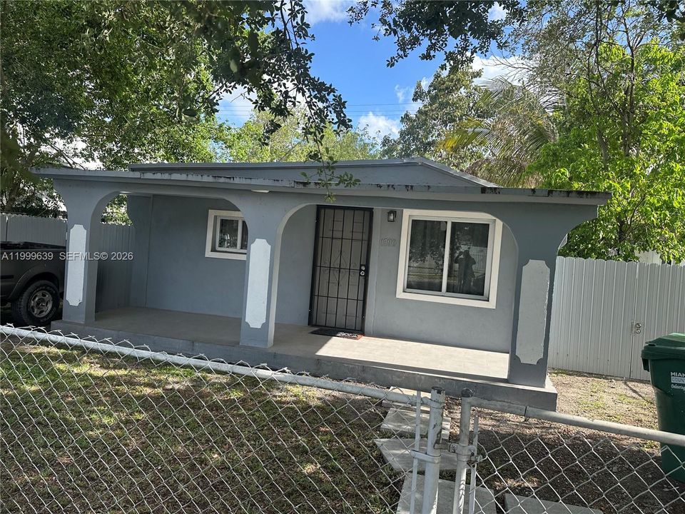 Active With Contract: $349,900 (3 beds, 2 baths, 1228 Square Feet)