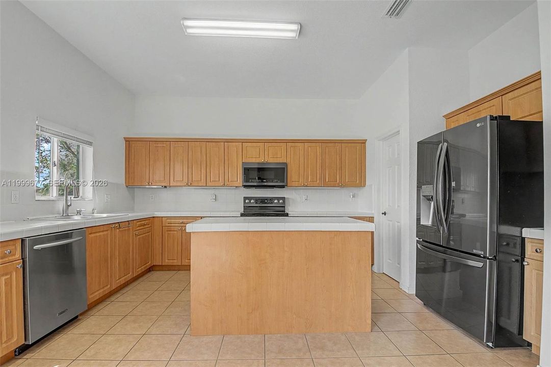 На продажу: $355,000 (3 спален, 2 ванн, 1932 Квадратных фут)