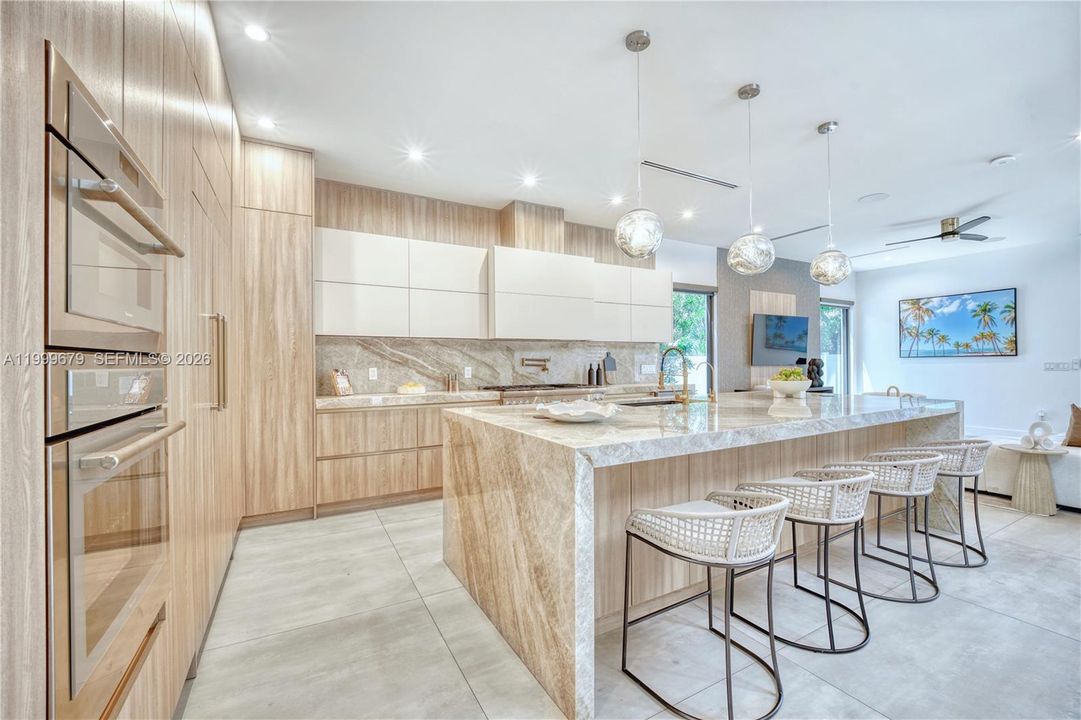 На продажу: $4,695,000 (5 спален, 6 ванн, 0 Квадратных фут)