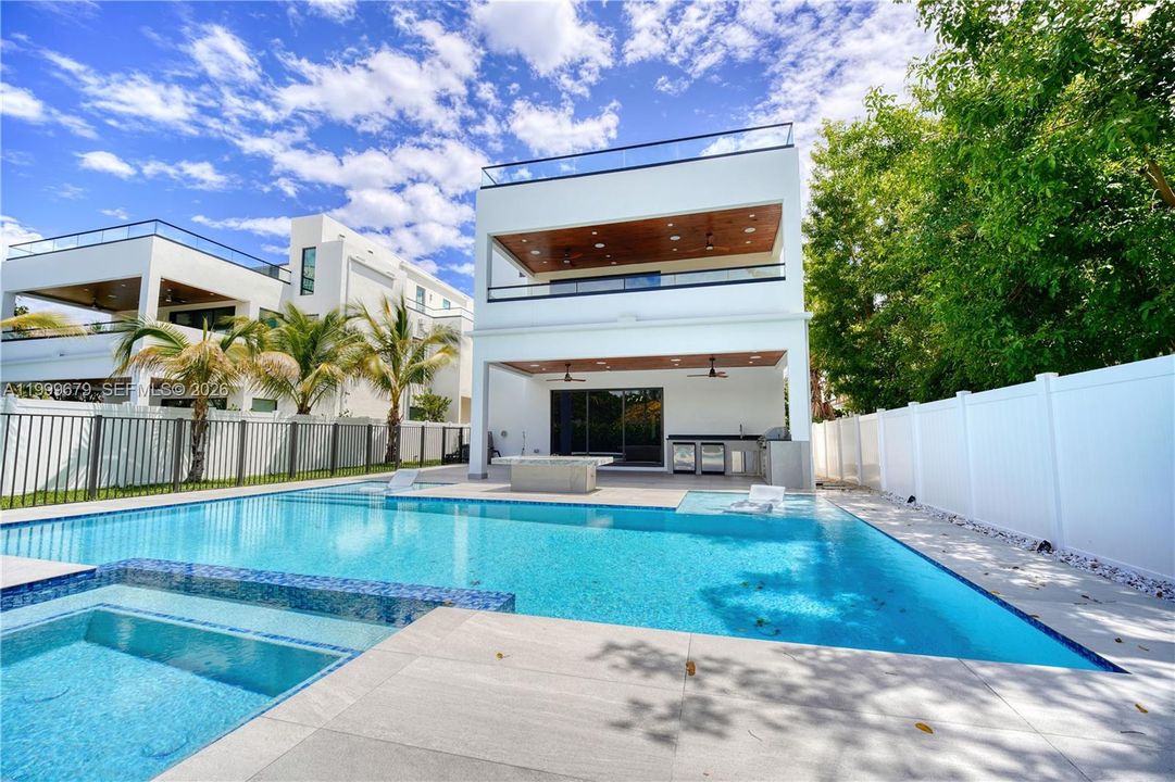 На продажу: $4,695,000 (5 спален, 6 ванн, 0 Квадратных фут)