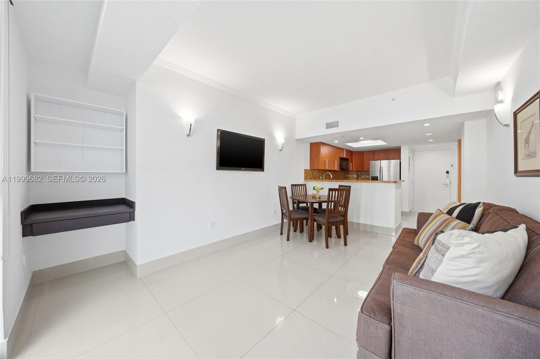 For Sale: $575,000 (1 beds, 1 baths, 620 Square Feet)