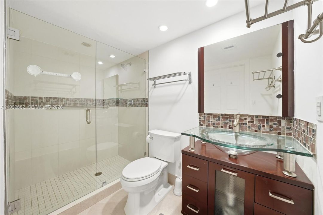 For Sale: $575,000 (1 beds, 1 baths, 620 Square Feet)